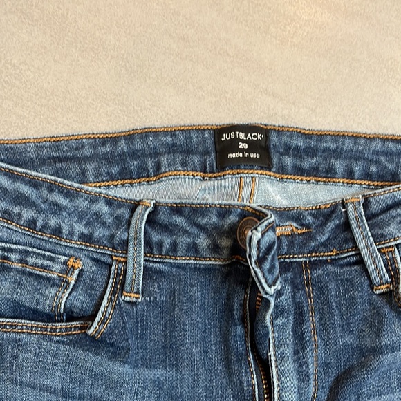 JUST BLACK. Brand ripped jeans lightly worn. Stretchy denim. - Picture 4 of 4